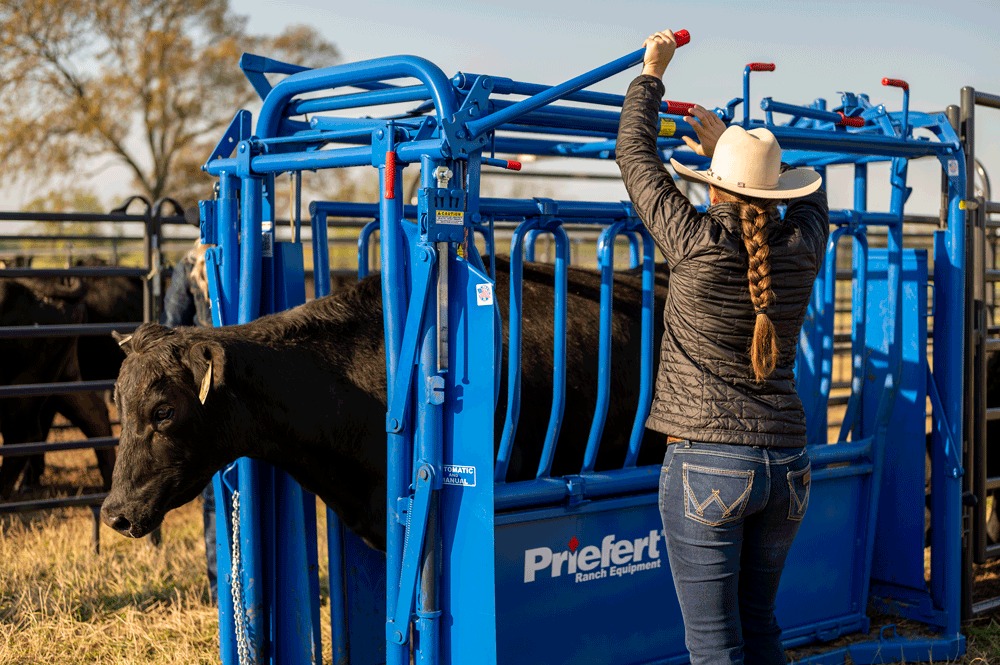 Priefert S04 Squeeze Chute Web.jpg